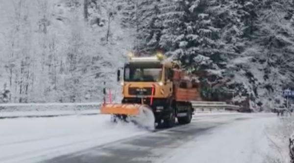 Se circulă pe toate drumurile din România. Unde ninge la această oră