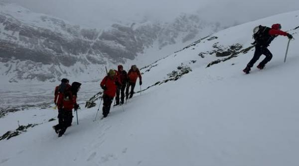 Turiștii sunt avertizați să evite zona montană înaltă – risc major din cauza vântului și viscolului