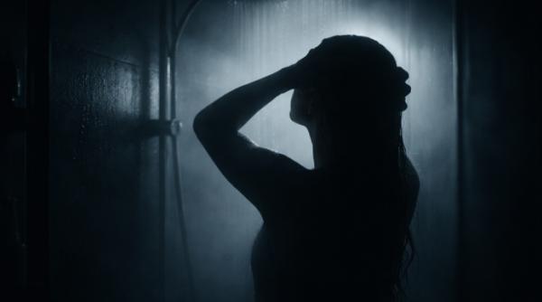 Dușul pe întuneric, noul trend de wellness senzorial care promite somn mai bun