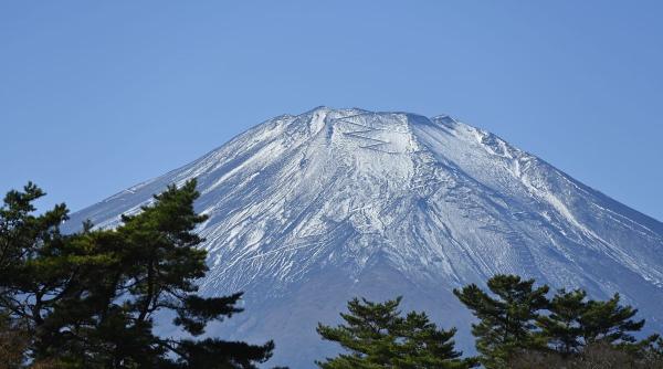 fenomen spectaculos japonia muntele fuji iluminat meteor
