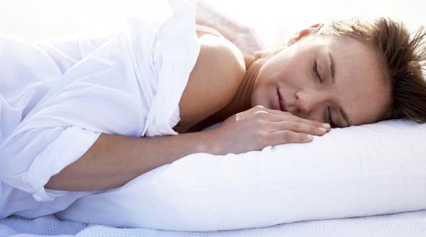 Metoda scandinavă de somn schimbă regulile: Cum rezolvă problemele din cuplu