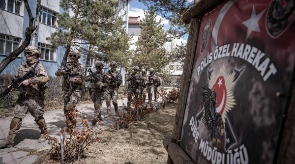 Polițiști turci, răniți în confruntări cu militanții Statului Islamic