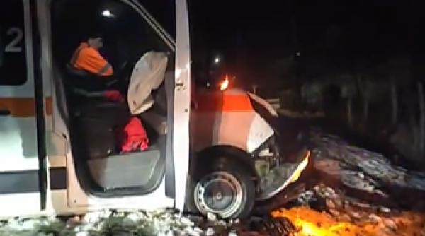 O ambulanță a lovit o mașină, în Caraș-Severin. 3 persoane au ajuns la spital