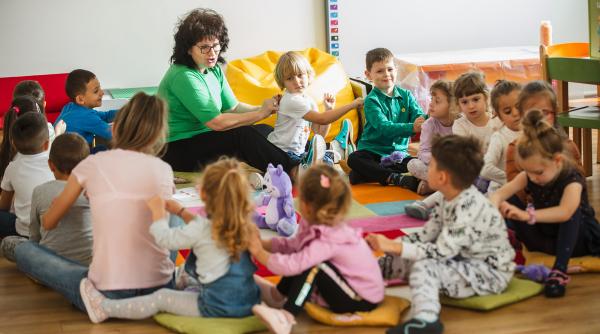 Cât costă grădinița particulară? Motivele pentru care părinții ocolesc învățământul preșcolar de stat