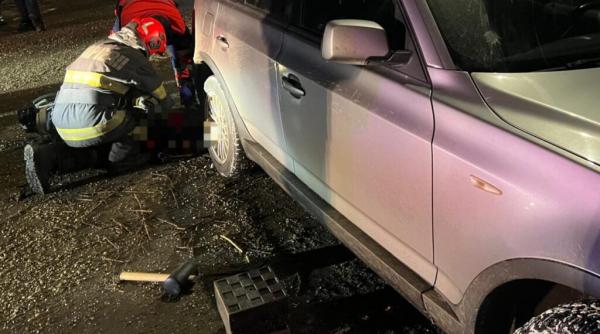 O femeie de 57 de ani a murit prinsă sub propria-i mașină