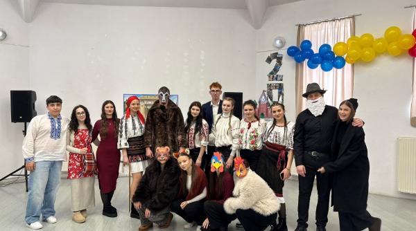 Gest emoționant de Ziua Culturii Naționale: elevii unui liceu din Harghita și-au lansat propria carte de povești, cu sprijinul Fundației Dan Voiculescu pentru Dezvoltarea României