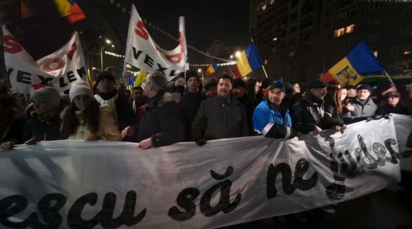 Strigăte, scandări și nervi în Piața Universității! Proteste împotriva Guvernului și a Legii Vexler