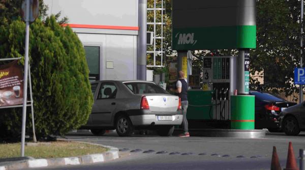 Românii, loviți de scumpiri din toate părțile: prețul carburanților ia foc la pompă. Benzina și motorina, scumpite de patru ori