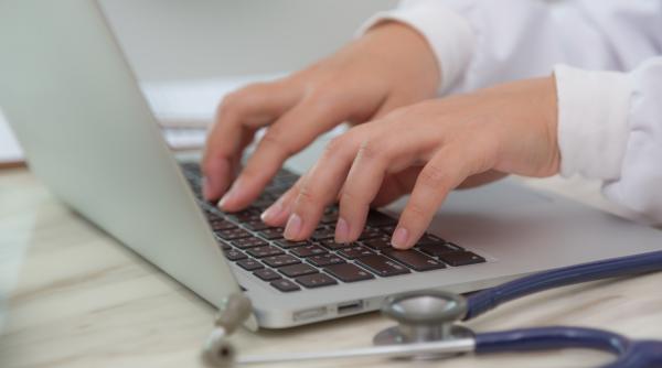 Zeci de medici își vând parafele la clinici private