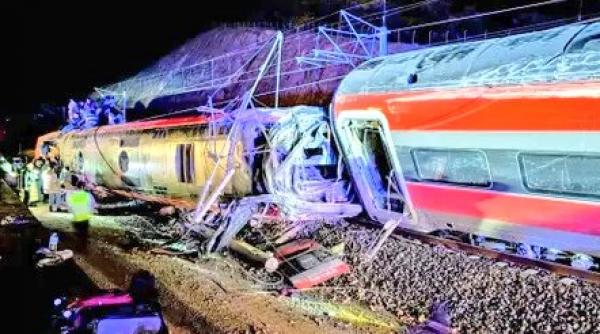 Două trenuri de mare viteză au deraiat în Spania. Sunt cel puțin doi morți