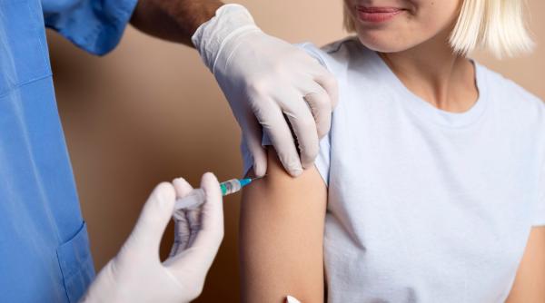 Cum vrea Ministerul Sănătății să crească rata de vaccinare antigripală. Imunizarea în farmacii, extinsă la nivel național