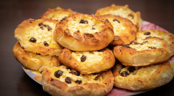 Cum prepari Vatrushka rusească, plăcinta cu brânză pentru zilele de sărbătoare