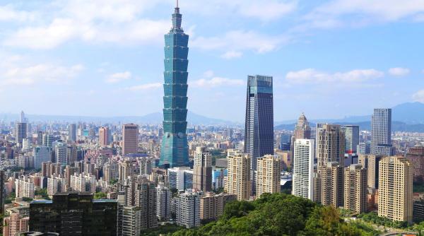 Record în alpinismul urban: Un american a urcat fără echipament de protecție pe cea mai înaltă clădire din Taipei