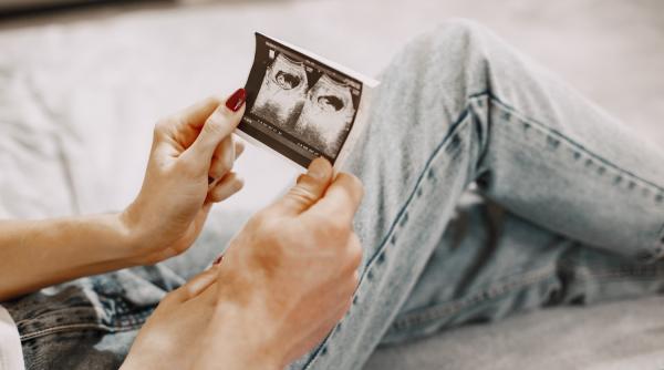 Programul FIV pentru creșterea natalității, reluat în 2026, dar fără un număr clar de beneficiari