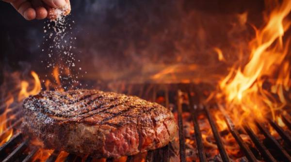 Sarea pe carne: mituri și adevăruri despre grătarul perfect