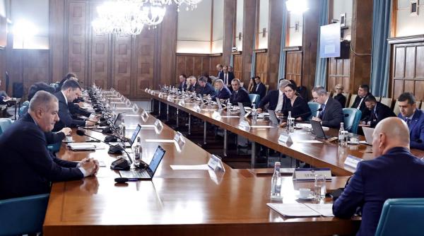 Tabloul dezastrului! Economia, mitraliată de Guvern: firmele se scufundă, autoritățile aruncă banii pe investiții inutile