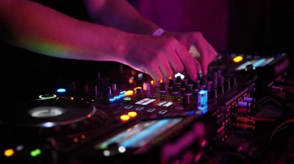 enaque nujord nu prea suna romaneste dar muzica lor dance e 100 romaneasca si e exportata cu succes pe piata internationala