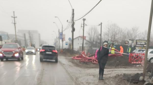 Dilema locuitorilor din Prelungirea Ghencea: Mergem prin noroaie sau pe carosabil, printre camioane și TIR-uri?