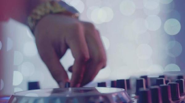 cine e florin romanul care a colaborat cu armin van buuren si david guetta care i au consolidat standardele de productie muzicala