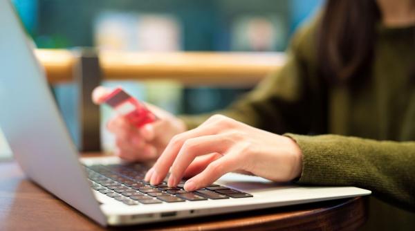 Bani rapid când ai nevoie: Tot ce trebuie să știi despre vechimea în muncă și accesarea unui împrumut online