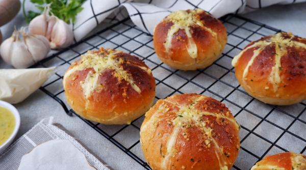 Cum să prepari rapid pâine delicioasă cu usturoi și cremă de brânză