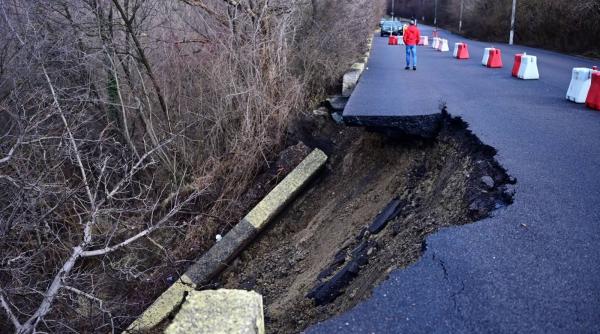 Expert: drumul de la Câmpina s-a surpat din cauza apei infiltrate 
