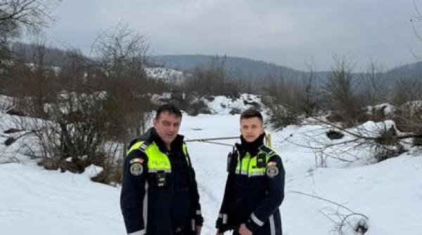 Un bărbat care intenţiona să se sinucidă a fost salvat de doi poliţişti