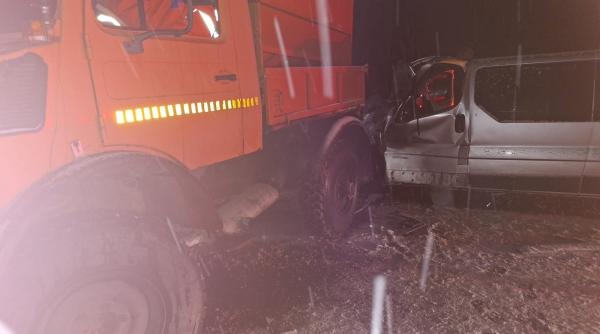 Accident între un utilaj de deszăpezire și un microbuz, cu 5 victime