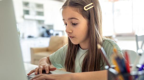 Școala românească produce elevi „semidigitali”: 7 din 10 nu folosesc tehnologia la un nivel „funcțional”