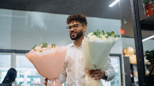 8 ocazii potrivite pentru a dărui trandafiri albi și mesajul lor subtil