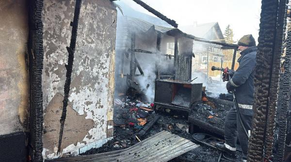 Incendiu puternic în Botoșani. Pompierii au intervenit cu trei autospeciale