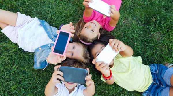 „Block” pe rețelele sociale pentru copiii sub 16 ani. Ce sancțiuni riscă părinții