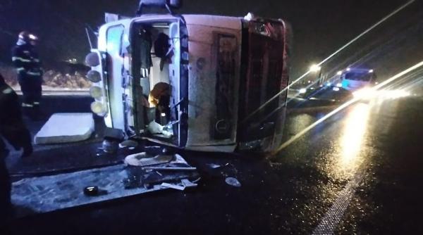 Trafic blocat pe DN2, Bacău: Un TIR ucrainean răsturnat blochează ambele sensuri