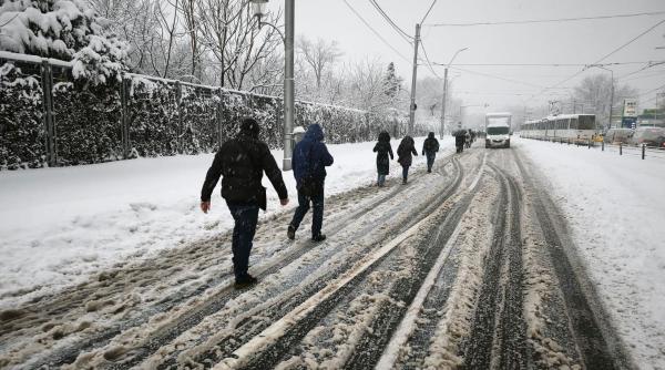 Tobescu (STB): Circulaţia tramvaielor a fost reluată pe linia 25; Linia 41 este în continuare blocate din cauza zăpezii