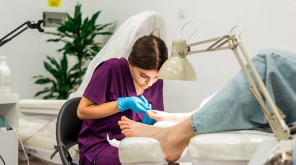 Prevenția complicațiilor: rolul podologului în tratarea piciorului diabetic