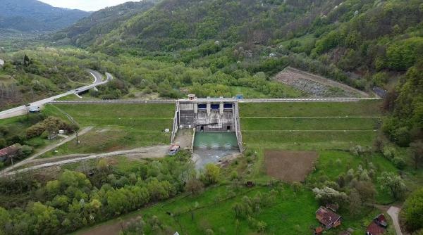 Baraj aproape gata, oprit pentru că era autorizat pe vremea lui Ceaușescu. Finalizată 90%, construcția de la Mihăileni, din Munții Apuseni, este blocată de activiștii Declic