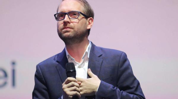 Primăria lui Fritz a angajat un fotograf cu 160.000 de lei, din bani publici 