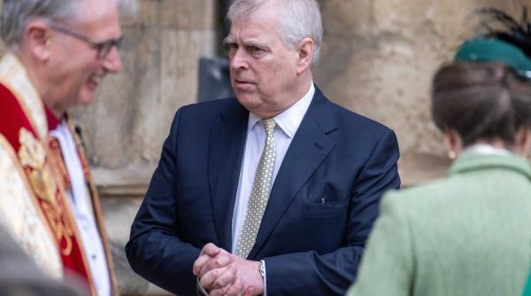 Guvernul britanic ia în calcul scoaterea lui Andrew, fratele lui Charles, din linia de succesiune