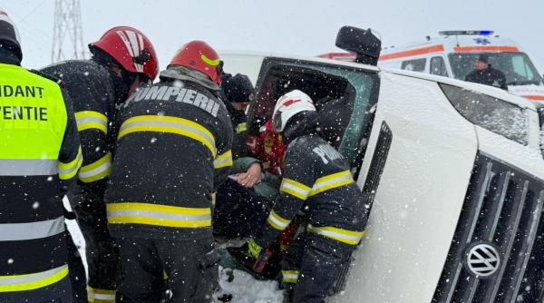 Microbuz cu 16 persoane răsturnat pe DN5 în Giurgiu: o femeie transportată la spital. A fost activat Planul Roșu de Intervenție