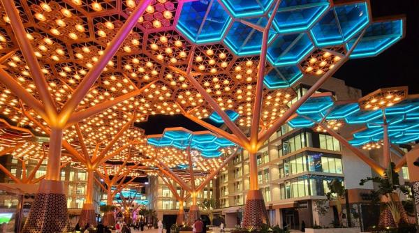 Paradis urban: Insula cu copaci de cristal transformă plimbările din zilele toride de vară