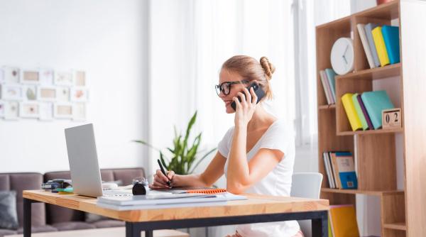 5 metode să îți optimizezi spațiul de lucru pentru o postură corectă