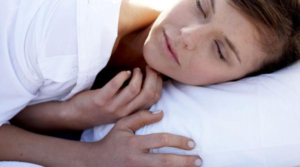 Sunetele care îți pot activa mintea în somn: cum pot visele lucide să ajute la rezolvarea problemelor complexe