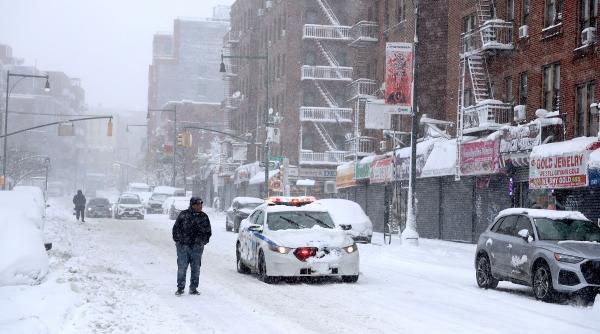 Furtuna de zăpadă paralizează SUA: Mii de zboruri anulate și pene masive de curent