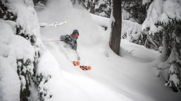 Salvamontiștii atrag atenția asupra pericolelor la care se expun schiorii și snowboarderii care aleg să părăsească pârtiile amenajate