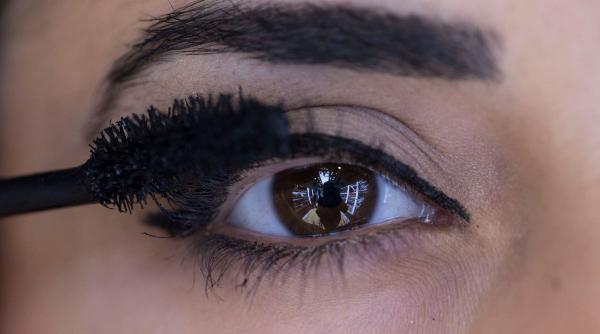 11 trasaturi personalitate oameni ochii caprui