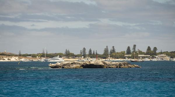 Istoria întunecată din spatele unui paradis insular: Un camping a fucționat mulți ani pe morminte nemarcate