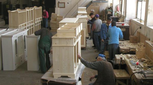 Mobila românească, în pericol: Criza consumului și concurența străină reduc producția