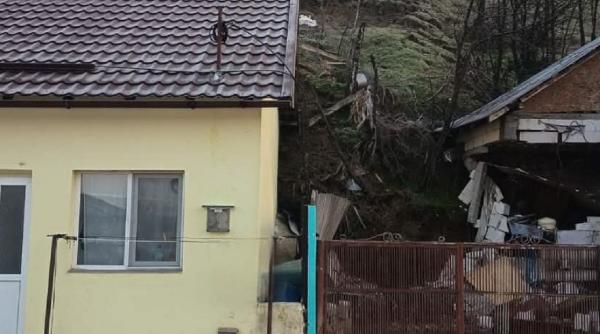 Alunecare de terene în Slatina. Șapte locuințe afectate și 25 de persoane evacuate