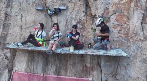 Cea mai periculoasă cafenea din lume? Clienții își beau cafeaua atârnați de o stâncă