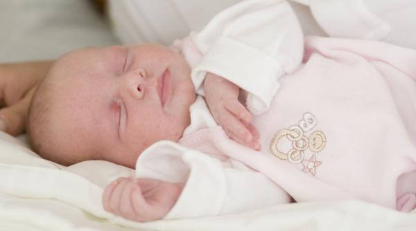 Somnul bebelușilor: 5 mituri periculoase pe care părinții le cred în continuare